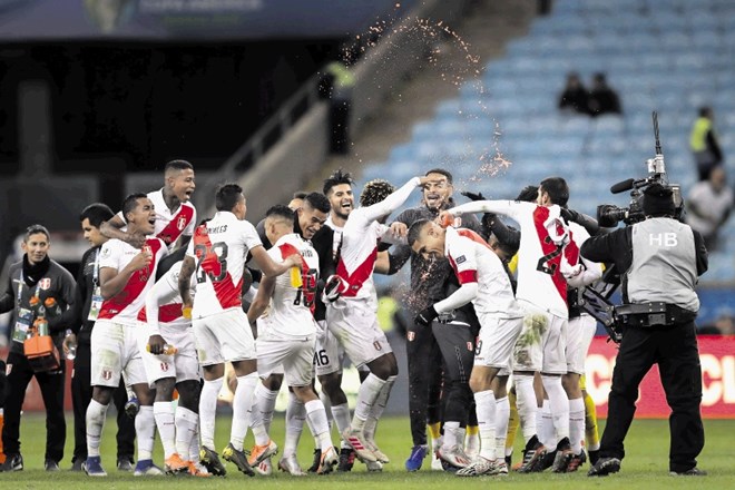 Nogometaši Peruja so se prešerno veselili polfinalne zmage proti Čilu.