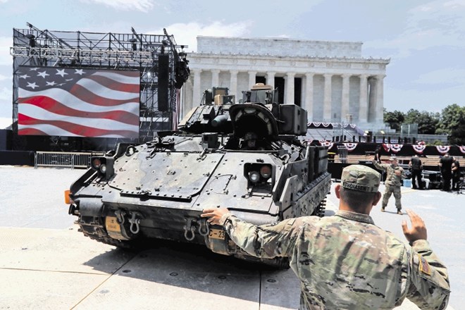 Postavljanje tankov za sinočnjo parado so lahko obiskovalci Lincolnovega spomenika opazovali že v sredo.