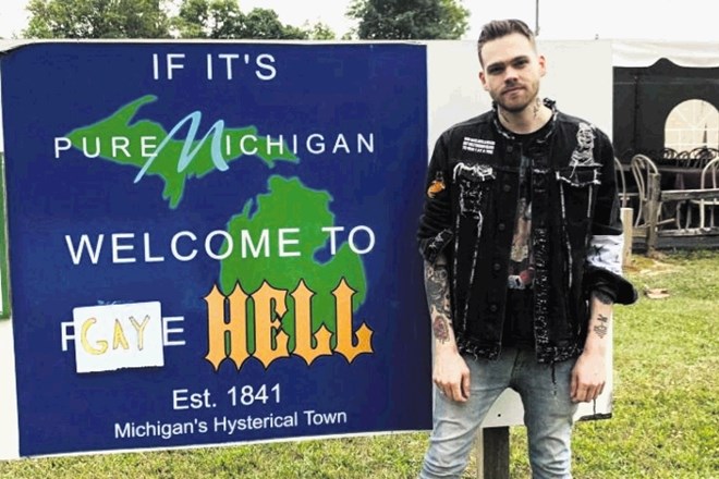 Elijah Daniel je kot začasen lastnik in župan kraja Hell (Pekel) v Michiganu le-tega preimenoval v Gay Hell ter v njem...