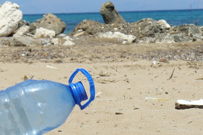 V Sredozemskem morju vsako minuto pristane 33.800 plastenk