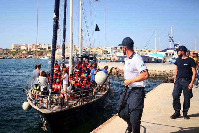 Ladja Alex v pristanišču na Lampedusi, Salvini ne dovoli izkrcanja