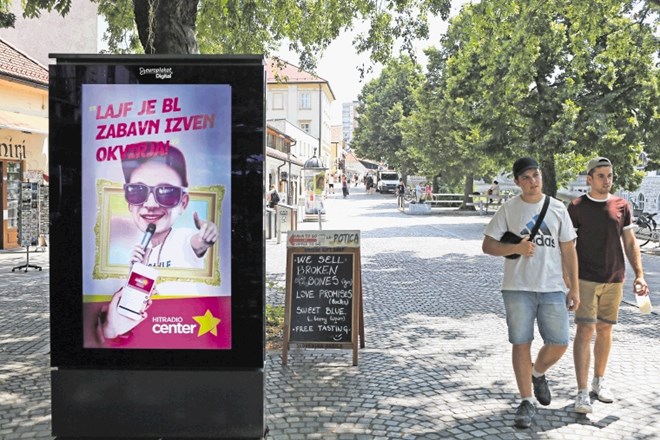 Po Ljubljani je mogoče videti tudi reklamne panoje, ki spreminjajo vsebino oglasov.