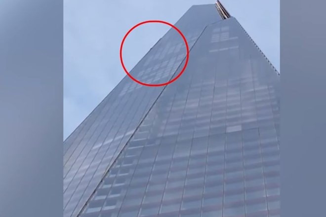 K moškemu so po nevarnem podvigu na 310 metrov visokem poslopju iz stekla in kovine pristopili policisti, a jo je odnesel...