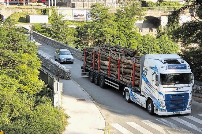 Mnogo voznikov tovornih vozil v Zidanem Mostu  krši prepoved prometa, če nimajo opravka na poti Zidani Most–Radeče.