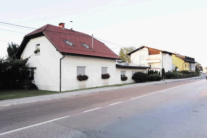 S prodajo župnišča na Podutiški cesti (fotografija levo) bi v župniji Ljubljana Koseze radi financirali gradnjo na novem...