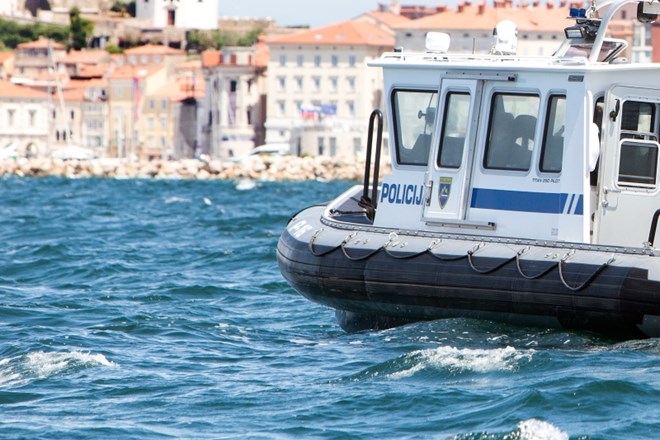 Policija zanika težave pri nadzoru meje zaradi popravil čolnov