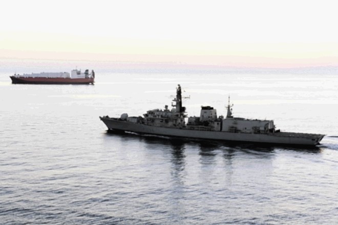 Na fotografiji, ki jo je posredovalo britansko obrambno ministrstvo, njihova fregata Montrose, ki je zdaj odvrnila iranske...