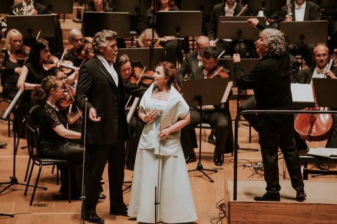 Kritika koncerta opernih arij: Glamur in užitek kot bistvo koncerta?