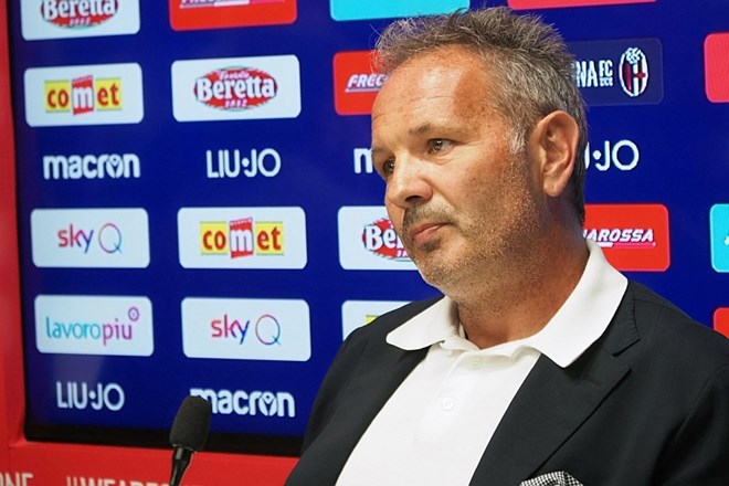 Srbski nogometni strokovnjak Siniša Mihajlović je na novinarski konferenci v Bologni, kjer opravlja vlogo trenerja članske...