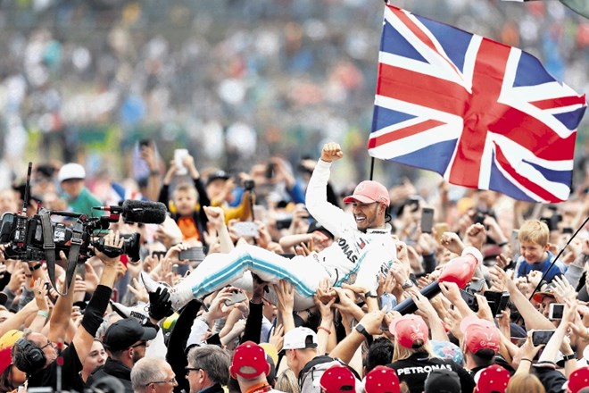 Lewis Hamilton je zmagovalec letošnje desete dirke svetovnega prvenstva v formuli 1 za VN Velike Britanije.
