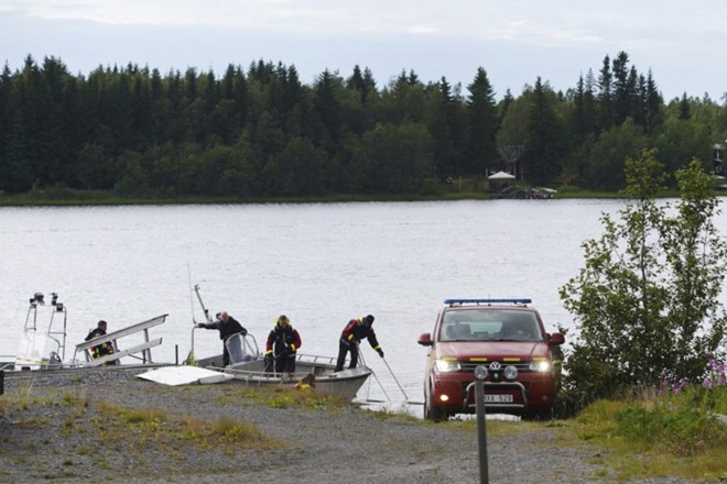 Na otok Storsandskar severu Švedske je danes strmoglavilo manjše letalo, pri čemer je umrlo vseh devet ljudi na krovu.
