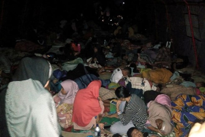 Moluki, je zahteval najmanj eno smrtno žrtev, več sto ljudi pa so evakuirali, so danes sporočile oblasti.