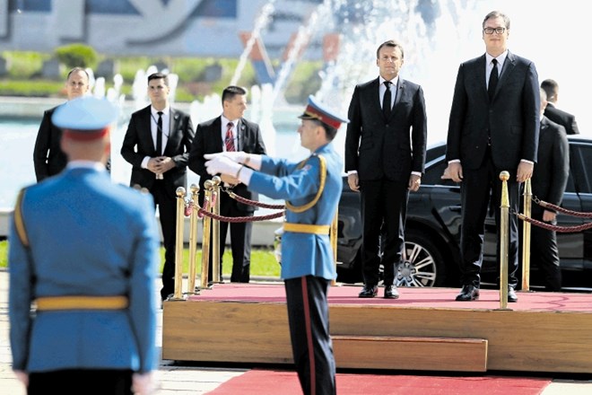 Emmanuel Macron in Aleksandar Vučić med pregledom častne čete pred Palačo Srbije v Beogradu