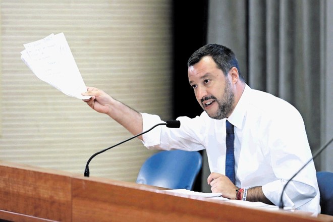 Italijanski notranji minister Matteo Salvini trdi, da njegova Liga ni dobila nobenega ruskega denarja, se pa izmika pozivom,...