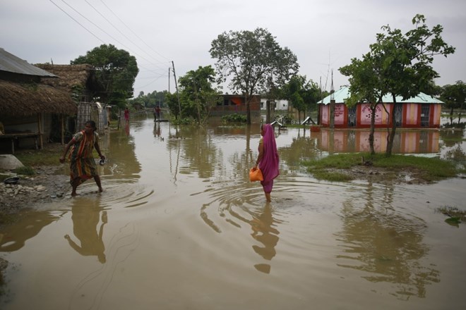 Monsunsko deževje na jugu Azije je po zadnjih podatkih zahtevalo že več kot 200 smrtnih žrtev, več milijonov ljudi so morali...