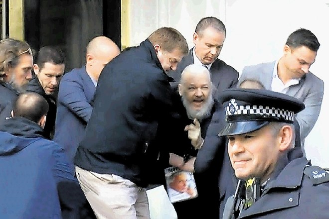 Slavni posnetek, ko so Assangea v začetku aprila letos aretirali in odvedli z ekvadorskega veleposlaništva v Londonu, kjer je...