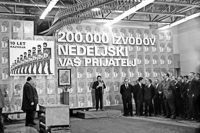 Slavnostna seja v tiskarni Ljudska pravica leta 1972 ob desetletnici Nedeljskega dnevnika. (Foto: Marjan Ciglič/hrani Muzej...
