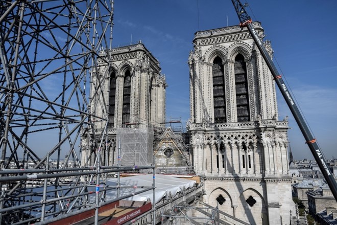 Francoski parlament je v torek sprejel odlok o restavraciji katedrale Notre-Dame, ki dopušča možnost, da bi v aprilskem...