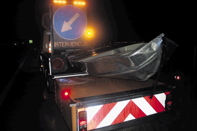 Češkemu vozniku je čoln padel s strehe, vanj se je zaletel drug voznik.