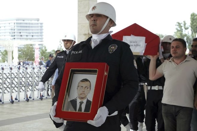 Pogreb uslužbenca turškega konzulata, ki je bil v sredo ubit v Erbilu v Kurdistanu.