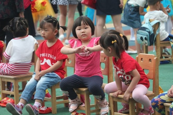 Kitajskim šolarjem po novem ne uidejo pametne ure, ki bodo staršem in šoli nenehno sporočale njihovo lokacijo. Fotografija je...