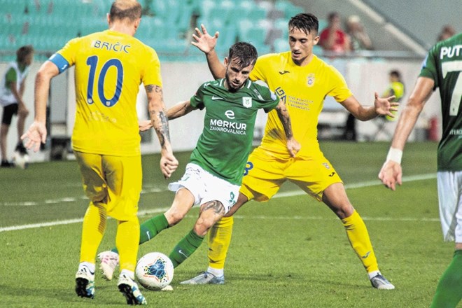 Asmir Suljić (v zelenem dresu) je v Stožicah obračal domžalske nogometaše.