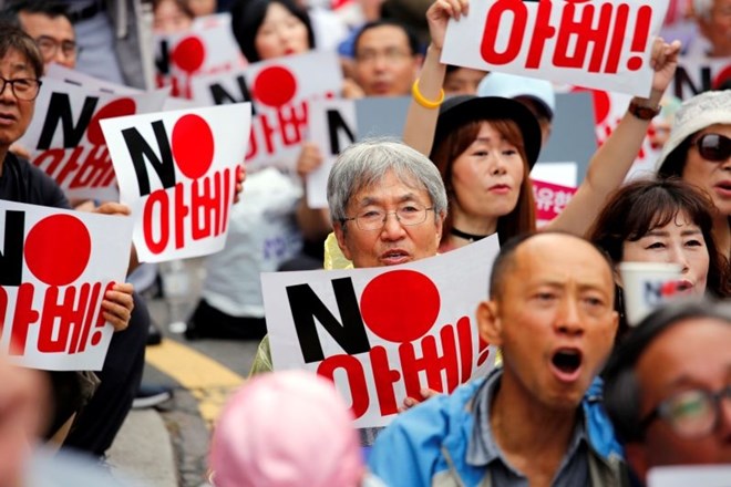 Protestniki pred japonskim veleposlaništvom v Seulu.