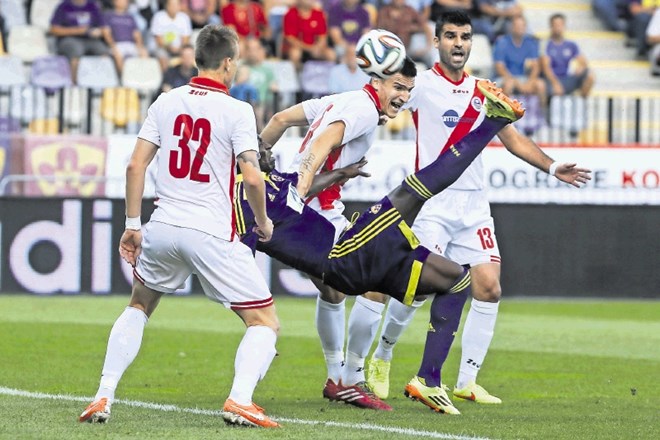 Nogometaši Sarajeva so v lanski sezoni prekinili triletno vladavino Zrinjskega (v belih dresih) na domačem prvenstvu.