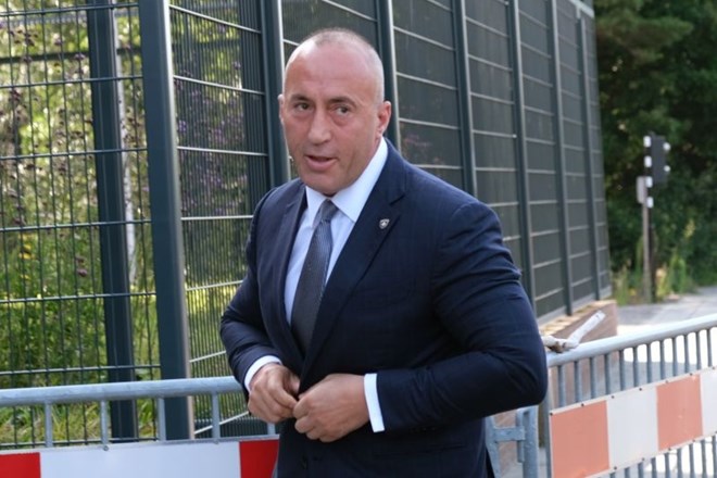 Ramush Haradinaj ob današnjem prihodu na posebno sodišče o Kosovu, na katerem po pravnem nasvetu ni odgovarjal na zastavljena...