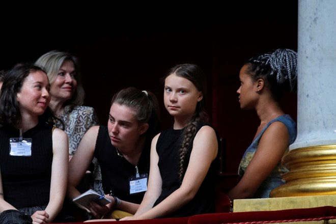 Greta Thunberg (na sredini) in predstavnice gibanja Youth for Climate včeraj v Parizu.