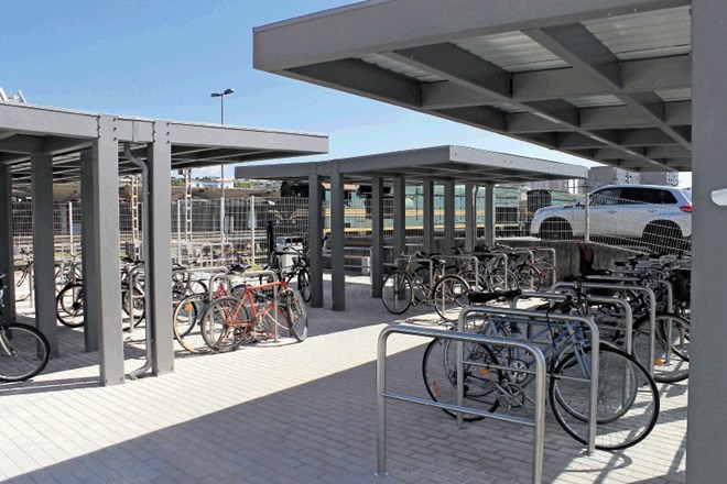 Na Slovenskih železnicah bodo po ljubljanski železniški postaji s sodobnimi kolesarskimi stojali in nadstrešnicami opremili...
