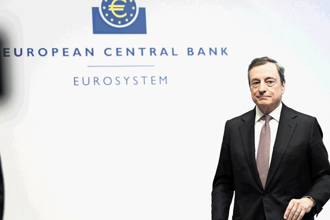 Mario Draghi ne izključuje uporabe vseh razpoložljivih instrumentov ECB, da bi inflacijo v  območju evra pripeljal do...