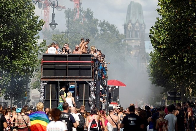 Berlinske ulice preplavile mavrične zastave zagovornikov pravic LGBT