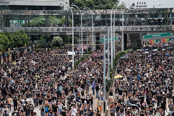 Na tisoče ljudi se je danes zbralo v središču Hongkonga na protestih proti spornemu zakonu o izročanju osumljencev hujših...
