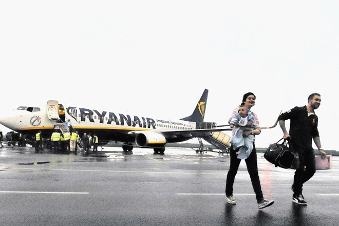 Irski nizkocenovni letalski prevoznik Ryanair je v prvem poslovnem četrtletju - od aprila do junija - ustvaril 243 milijonov...