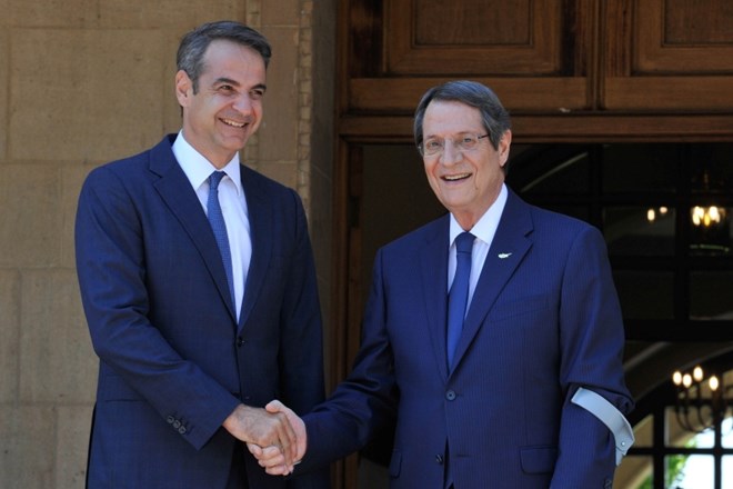 Nikozija in Atene si bodo prizadevale rešiti vprašanje že 45 let razdeljenega Cipra, sta danes v Nikoziji dejala predsednik...