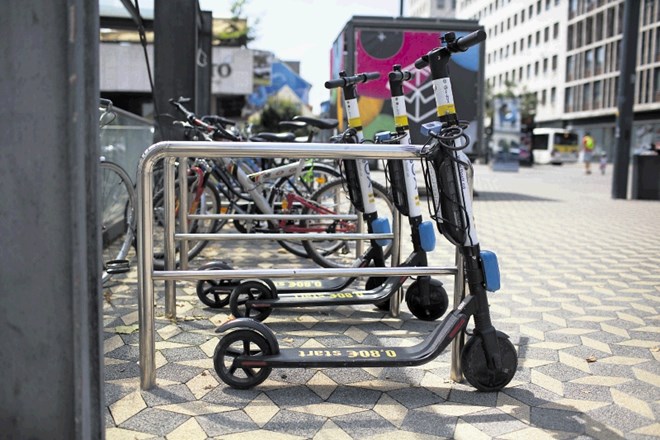Električni skiroji zadnje čase v Ljubljani zasedajo vse večji del stojal, ki so namenjena parkiranju koles.