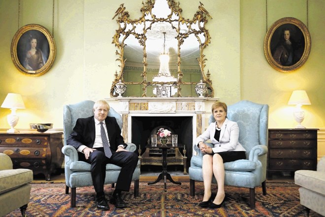 Svoj prvi uradni premierski obisk je Boris Johnson posvetil Škotom in se v Edinburgu srečal z zagovornico dogovornega odhoda...