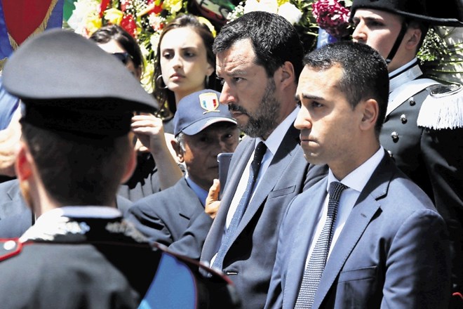 Podpredsednika italijanske vlade Matteo Salvini in Luigi Di Maio sta v ponedeljek družno stopala v pogrebnem sprevodu za...