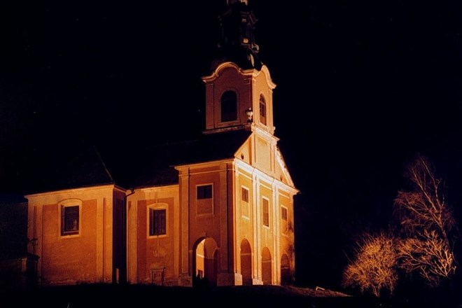 Cerkev Marijinega obiskanja, ki stoji na Cankarjevem vrhu na Rožniku, je potrebna temeljite obnove.