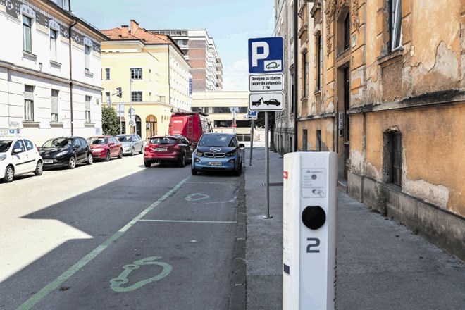 Vozniki klasičnih avtomobilov se pritožujejo, da nimajo kje parkirati, medtem ko parkirna mesta za električna vozila pogosto...