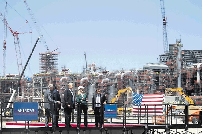 ZDA želijo z velikimi vlaganji v plinsko industrijo (na fotografiji ameriški predsednik Donald Trump med obiskom izvoznega...