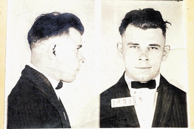 Zaporniška fotografija 21-letnega Johna Dillingerja. Pod streli FBI je padel deset let pozneje.