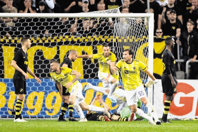 Veselje Mariborčanov po zadetku Alexandruja Cretuja (levo) v 117. minuti tekme v Stockholmu je bilo nepopisno.