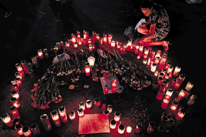Pred sedežem vlade v Bukarešti še vedno prižigajo sveče v spomin na posiljeno in umorjeno  Alexandro. Policija je po njenih...