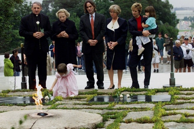 Fotografija Saoirse Kennedy Hill med polaganjem bele vrtnice na grob Johna F. Kennedyja, ko je bila še otrok.
