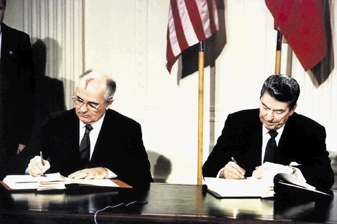 Ameriški predsednik Ronald Reagan in sovjetski voditelj  Mihail Gorbačov  ob podpisovanju sporazuma o prepovedi raket...