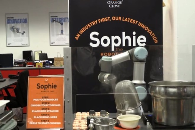 #video Robotinja v Singapurju postreže juho z rezanci