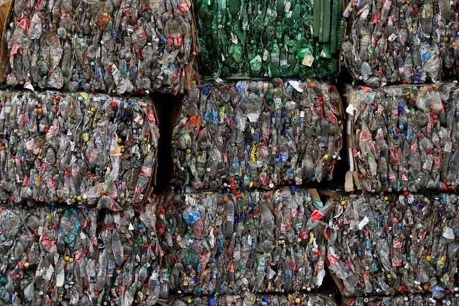Svet se je, potem ko je Kitajska lani prepovedala uvoz tuje plastike, znašel v kaosu. Odpadki z Zahoda so namreč preusmerjeni...