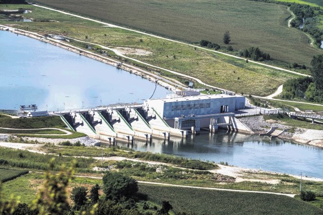 Na  akumulacijskem jezeru za hidroelektrarno Brežice, ki meri 317 hektarov, bi lahko postavili plavajočo sončno elektrarno,...